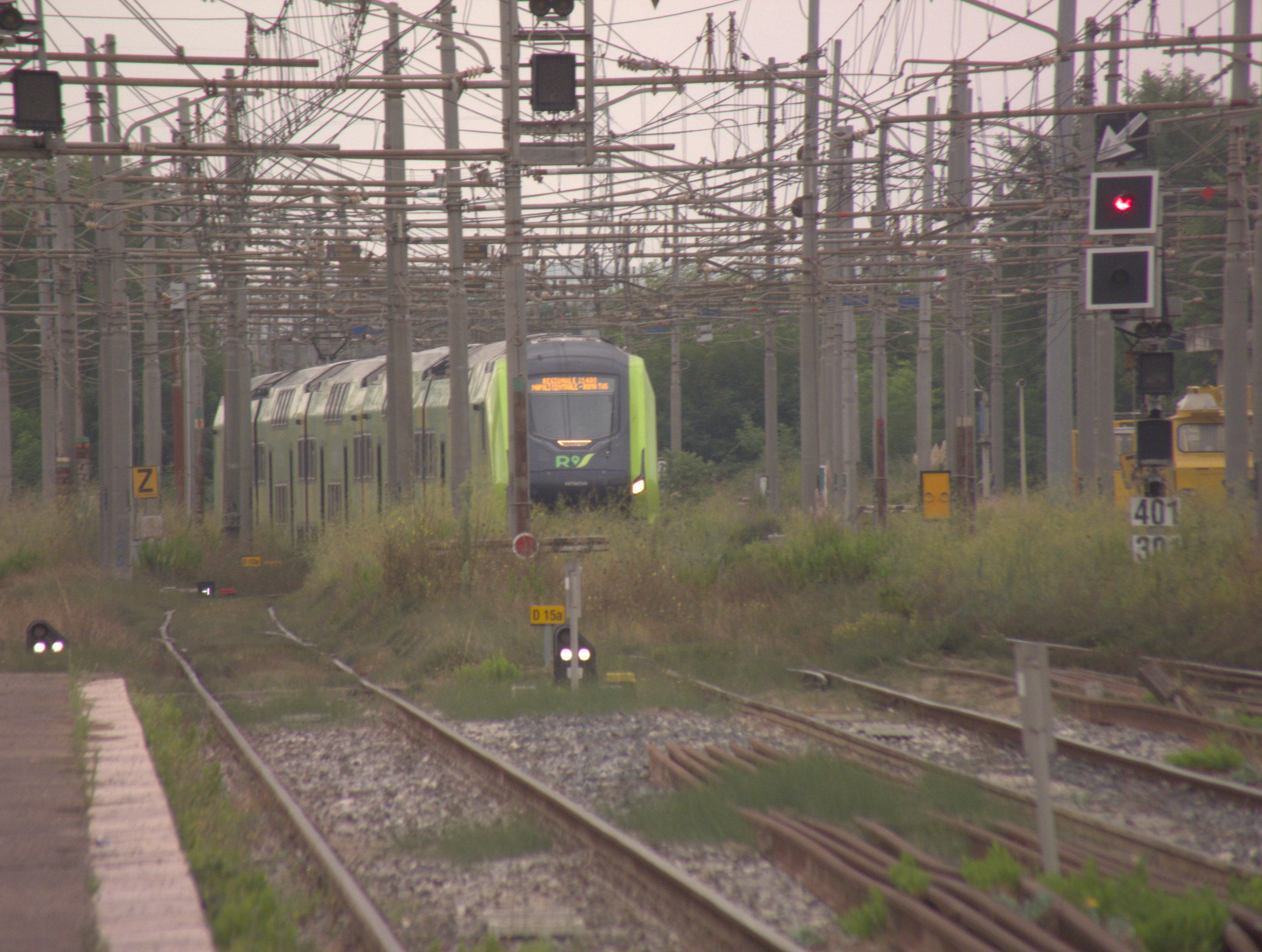 5-coach Rock train in Regionale livery arriving at Villa Literno station