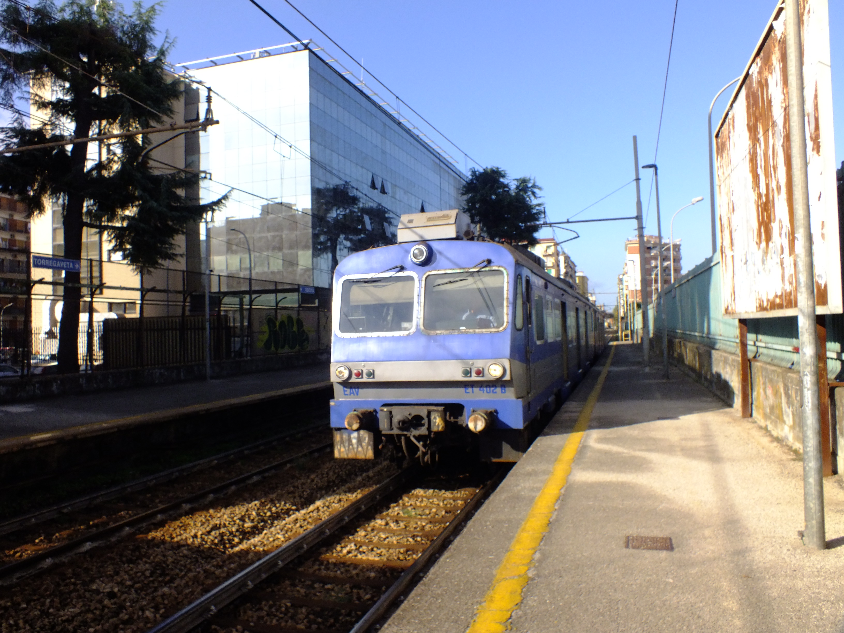 ET 400 Series train arriving at Edenlandia station on the Cumana railway