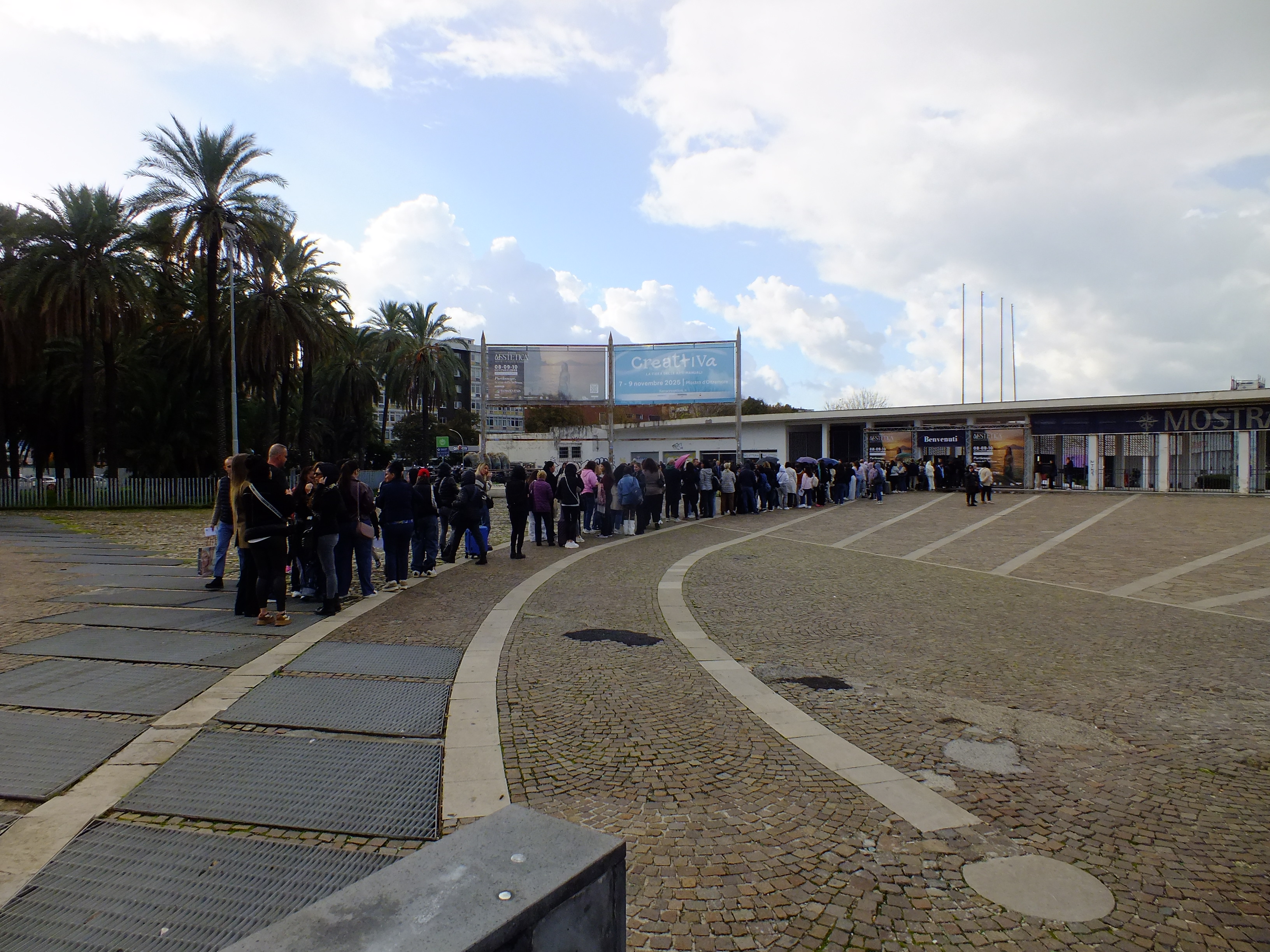 Entrance to Mostra D'Oltremare, with focus on the crowd