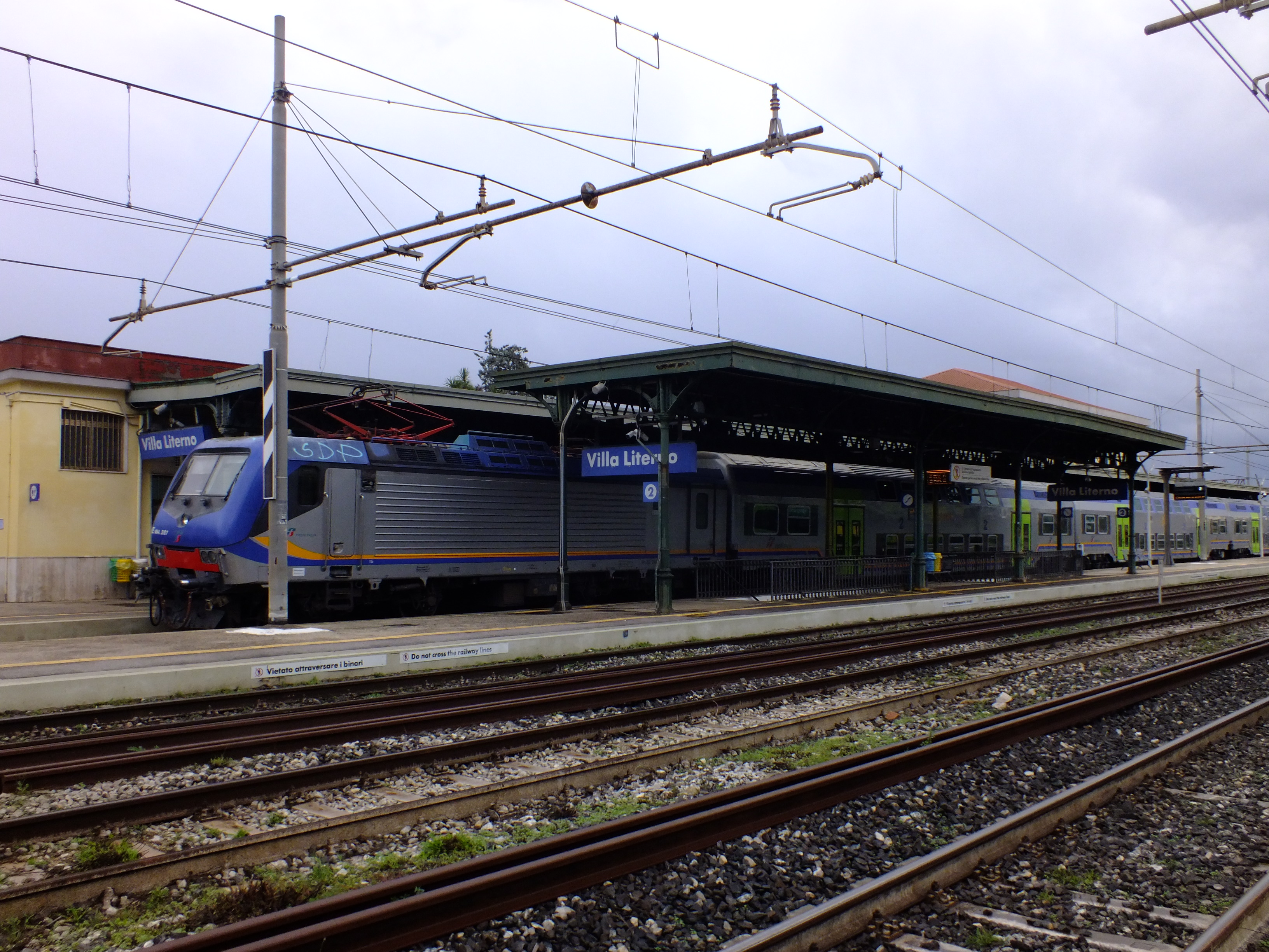 Vivalto + E464 consist at Villa Literno station