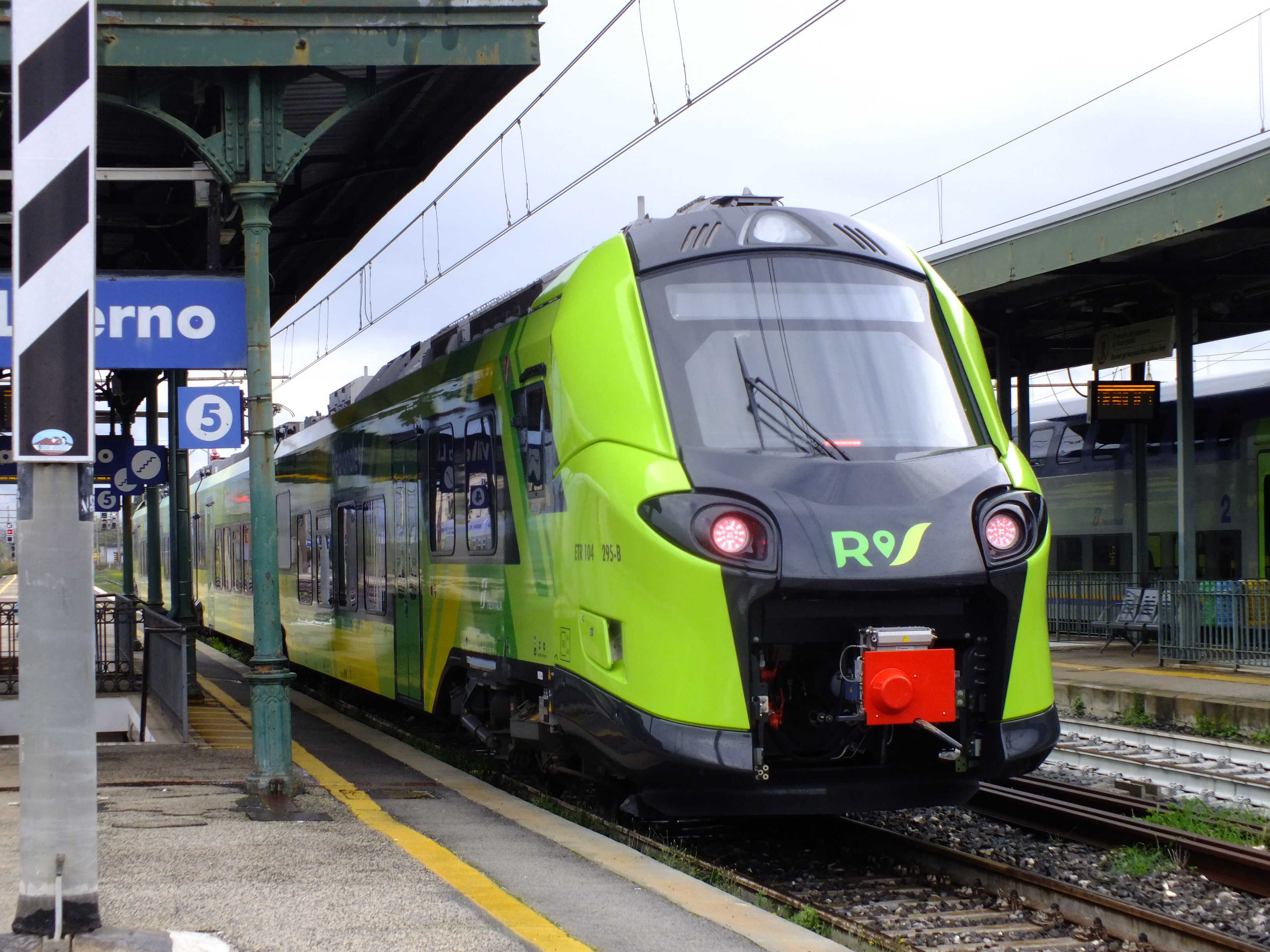 Pop train in Regionale livery at Villa Literno station