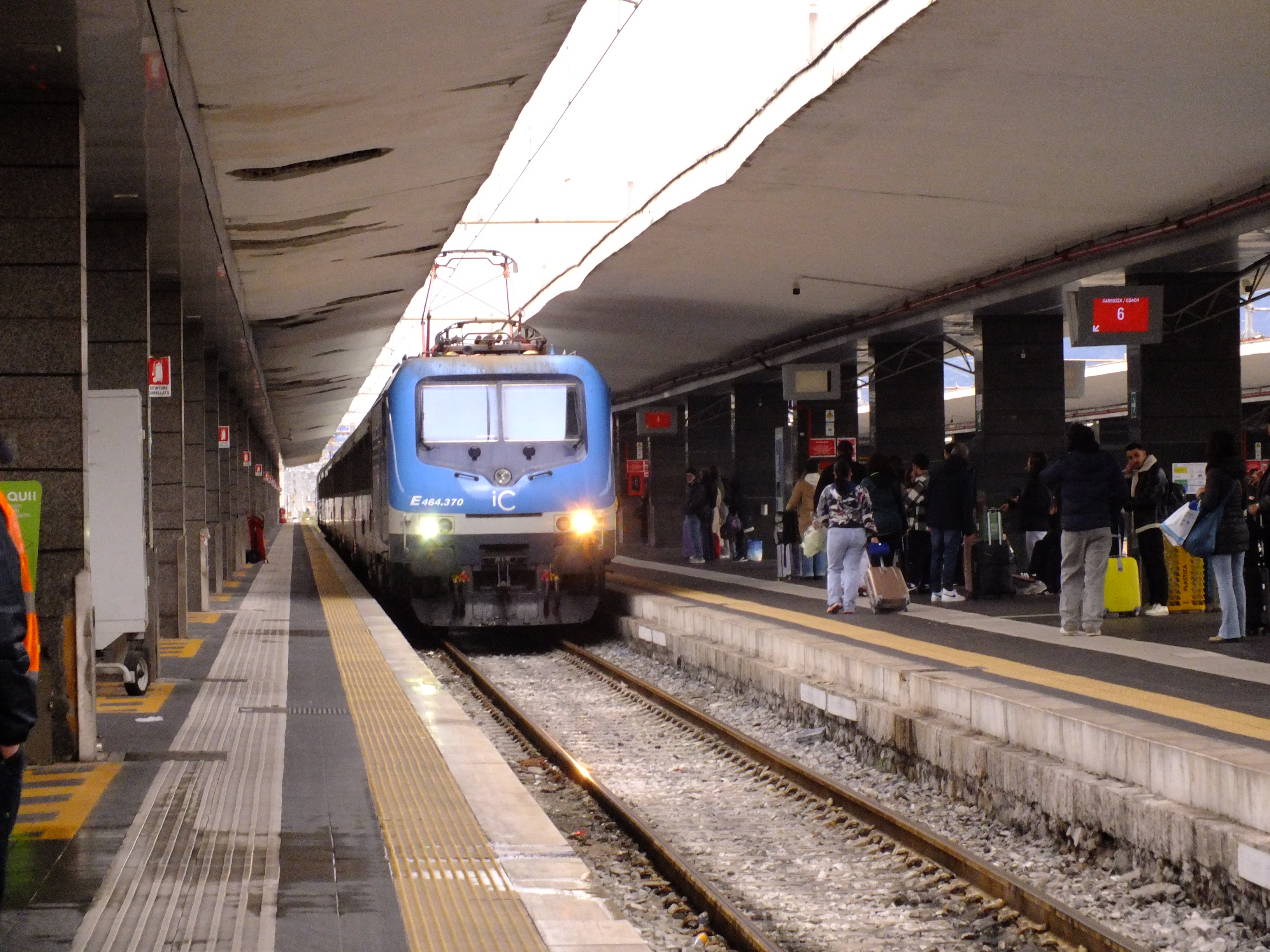 UIC-Z + E464 InterCity consist in InterCitySun 2024 livery arriving at Napoli Centrale station