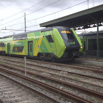 5-coach Rock train in Regionale livery arriving at Villa Literno station