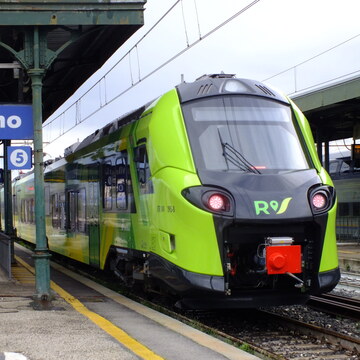 Pop train in Regionale livery at Villa Literno station